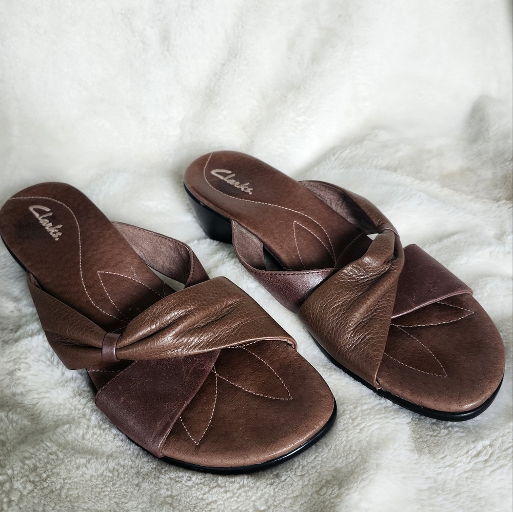Clarks Kitten Wedge Slip On Slides - Size 7M - Brown